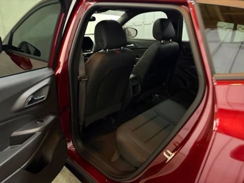 Used 2025 Chevrolet Trax RS w/ Sunroof Package FWD image 18