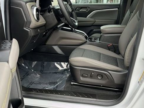 Used 2024 Chevrolet Colorado ZR2 w/ Technology Package AWD/4WD image 17