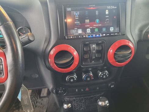 Used 2018 Jeep Wrangler Unlimited Rubicon w/ Connectivity Group image 22