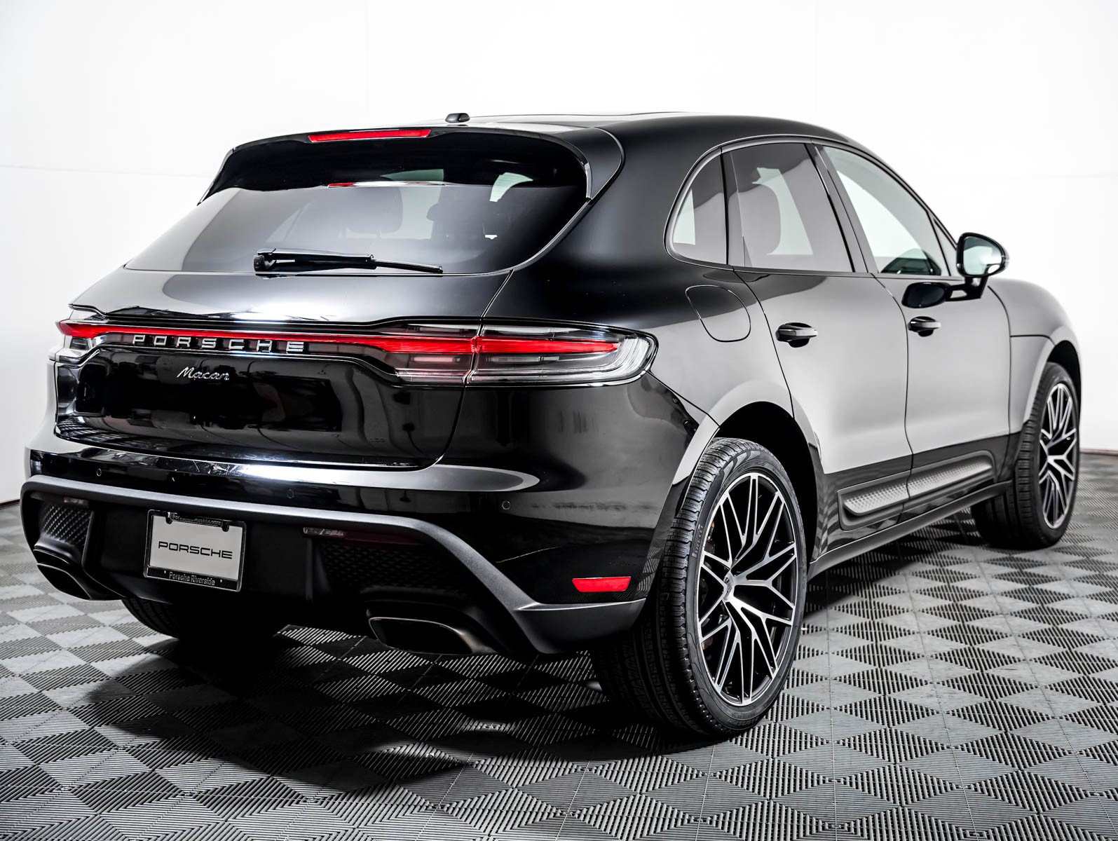 Certified 2023 Porsche Macan AWD/4WD image 10