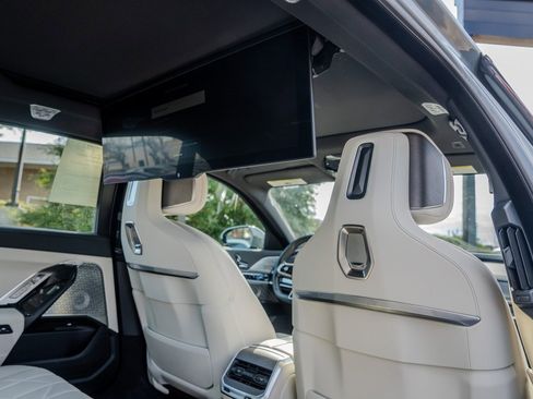 Used 2023 BMW i7 xDrive60 w/ Executive Package 2 image 27