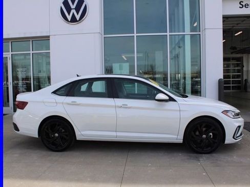 Used 2025 Volkswagen Jetta SE FWD image 5