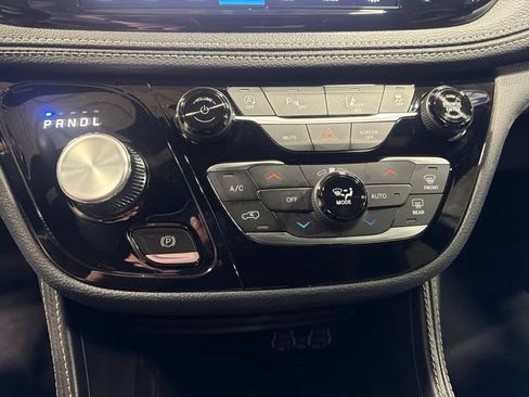 Used 2025 Chrysler Pacifica Limited FWD image 7