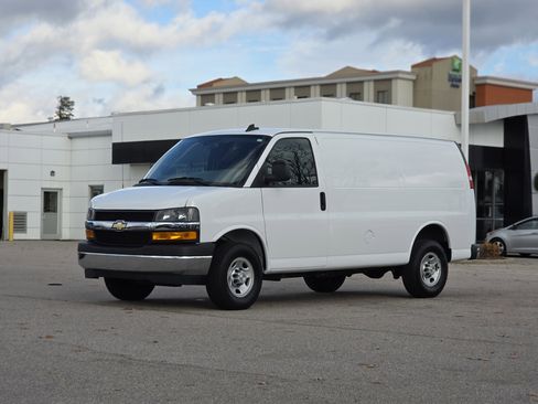 Used 2024 Chevrolet Express 2500 w/ Driver Convenience Package image 3