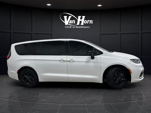 Used 2024 Chrysler Pacifica Limited FWD image 8