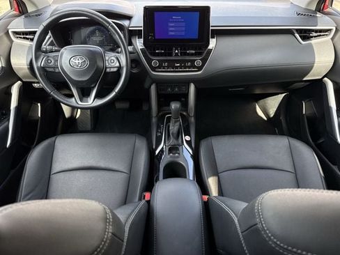 Used 2025 Toyota Corolla Cross XLE FWD image 11
