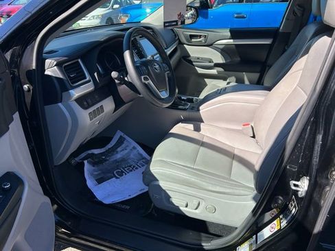 Used 2018 Toyota Highlander XLE AWD/4WD image 16