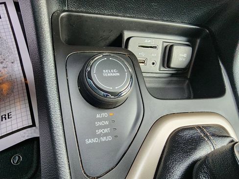 Used 2016 Jeep Cherokee Limited image 20