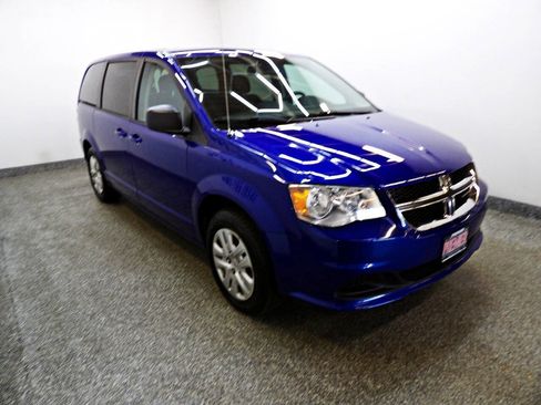Used 2018 Dodge Grand Caravan SE w/ UConnect Hands-Free Group FWD image 3