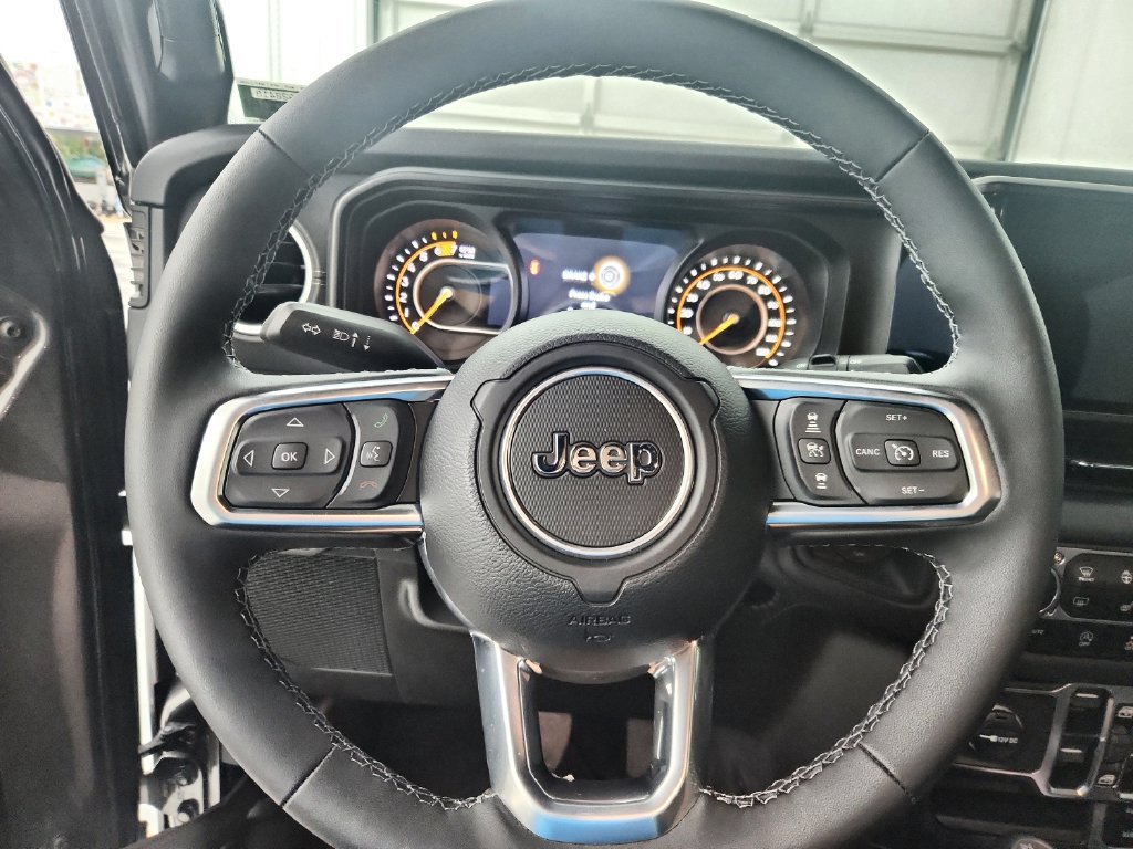 Used 2025 Jeep Wrangler Unlimited Sahara AWD/4WD image 25