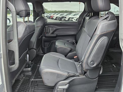 Used 2022 Toyota Sienna XSE image 6