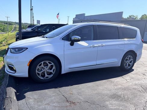Used 2023 Chrysler Pacifica Limited FWD image 3