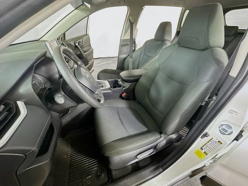 Used 2025 Toyota RAV4 LE AWD/4WD image 15