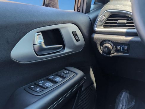 Used 2025 Chrysler Pacifica Limited FWD image 21