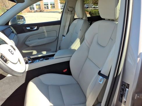 Certified 2023 Volvo XC60 B5 Plus w/ Climate Package image 18
