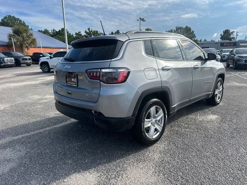 Used 2022 Jeep Compass Latitude w/ Convenience Group AWD/4WD image 3