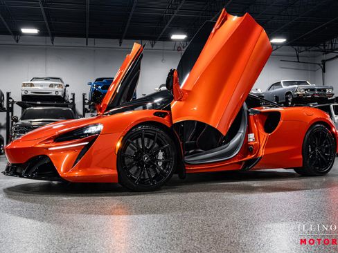 Used 2023 McLaren Artura image 10