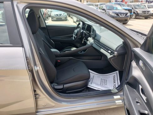 Used 2023 Hyundai Elantra SE image 32