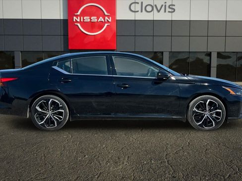 Used 2024 Nissan Altima 2.5 SR FWD image 9