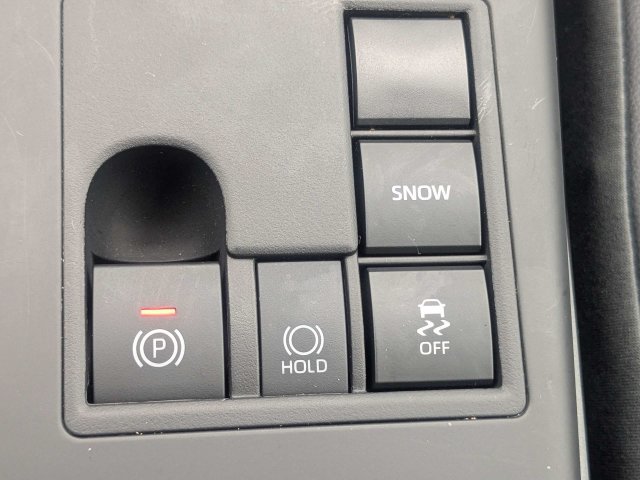 Used 2024 Toyota Highlander XLE FWD image 25