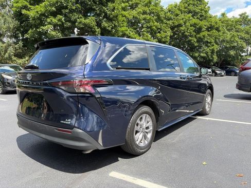 Used 2024 Toyota Sienna LE AWD/4WD image 5