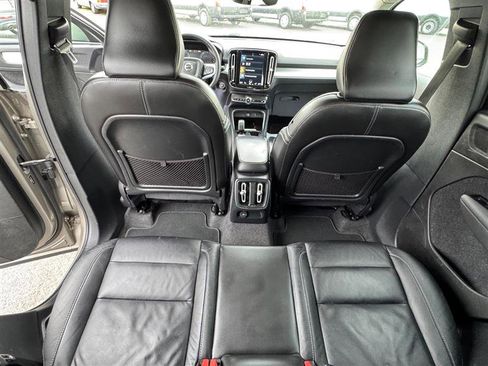 Used 2022 Volvo XC40 T4 Momentum image 40