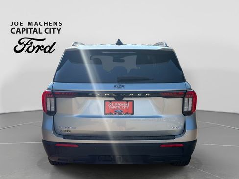 Used 2025 Ford Explorer Active AWD/4WD image 6