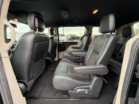 Used 2019 Dodge Grand Caravan SXT FWD image 18