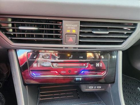 Used 2025 Volkswagen Jetta SE w/ Sunroof Package image 36