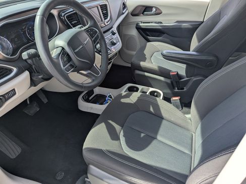 Used 2023 Chrysler Voyager LX image 10