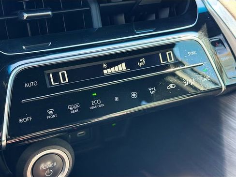 Used 2023 Toyota Venza XLE image 32