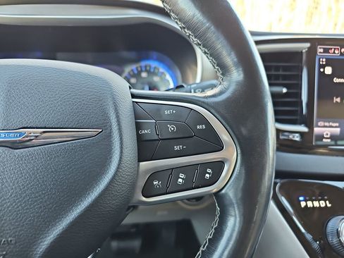 Used 2021 Chrysler Pacifica Touring-L image 23