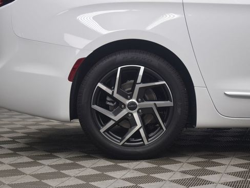 New 2027 Chrysler Pacifica Pinnacle FWD image 8