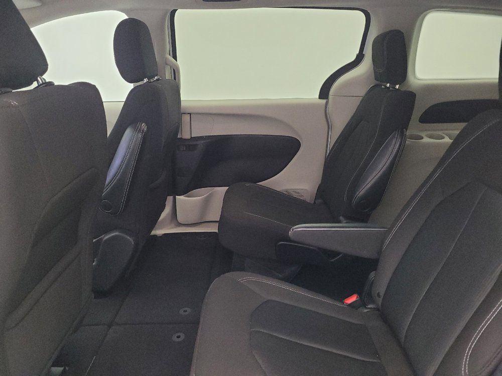 Used 2022 Chrysler Voyager LX FWD image 18