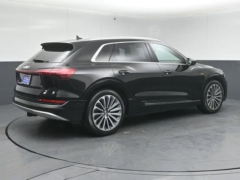 Used 2019 Audi e-tron Prestige w/ Prestige Package image 7