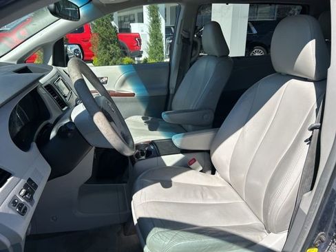 Used 2013 Toyota Sienna XLE FWD image 19