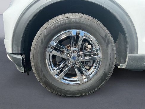 Used 2021 Ford Explorer XLT w/ Equipment Group 202A image 9