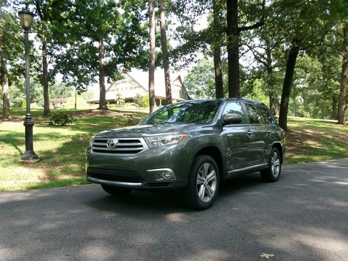 Used 2012 Toyota Highlander Limited w/ Tow Pkg FWD image 1