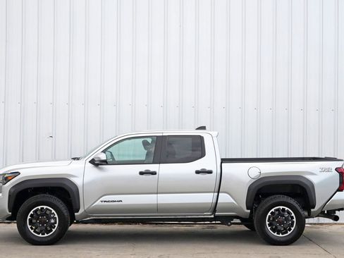 Used 2025 Toyota Tacoma TRD Off-Road image 9