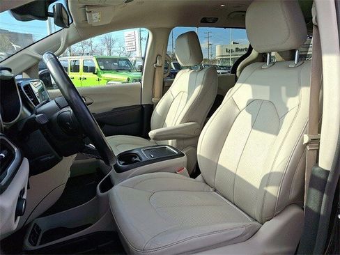 Used 2021 Chrysler Pacifica Touring-L image 13