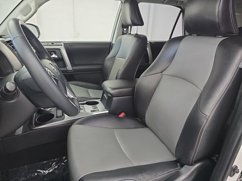 Used 2018 Toyota 4Runner SR5 Premium image 15