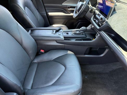 Used 2025 Toyota Grand Highlander AWD image 19