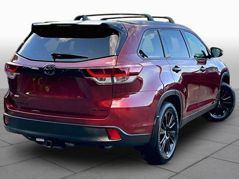 Used 2019 Toyota Highlander SE w/ Nightshade Edition AWD/4WD image 13