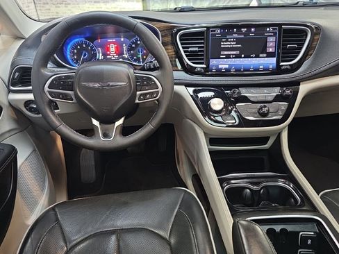 Used 2023 Chrysler Pacifica Limited image 15