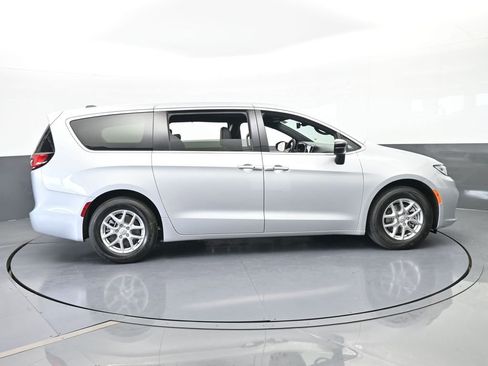 New 2026 Chrysler Pacifica Select image 7