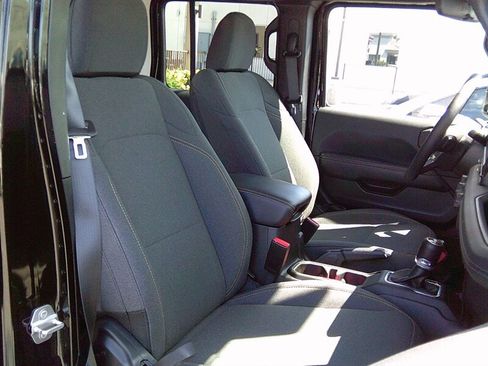 Used 2023 Jeep Wrangler Unlimited Sahara AWD/4WD image 18