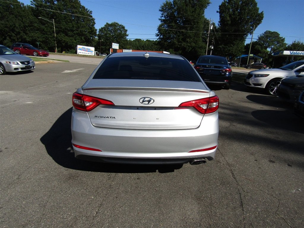 Used 2015 Hyundai Sonata SE w/ Option Group 09 FWD image 6