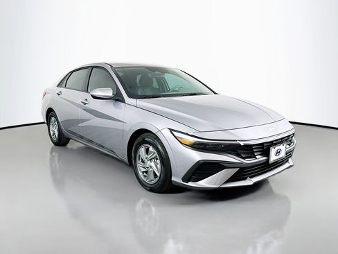 New 2026 Hyundai Elantra SE image 3