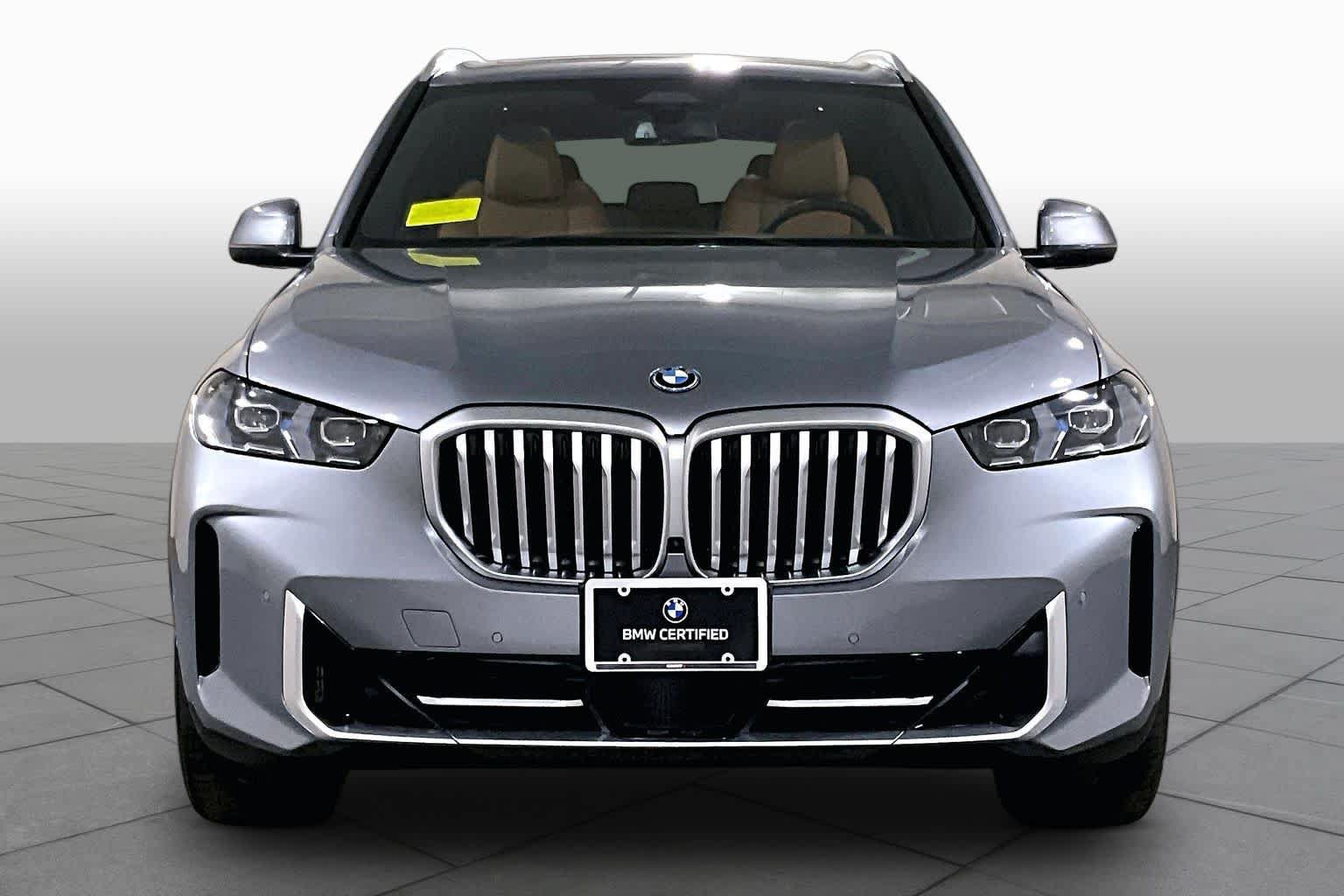 Used 2025 BMW X5 xDrive50e w/ Parking Assistance Package AWD/4WD image 3