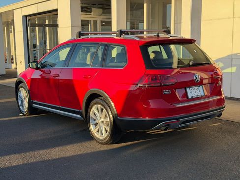 Used 2017 Volkswagen Golf Alltrack S image 4